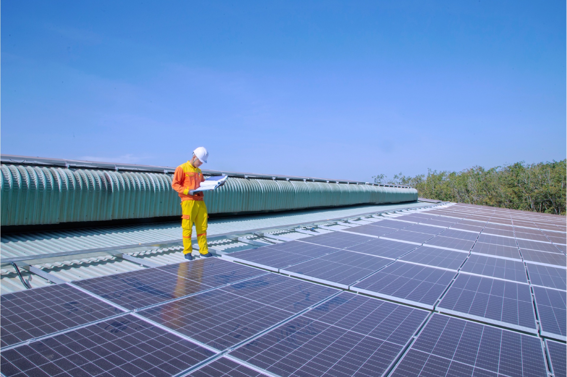 太陽光発電設備を点検する技術者